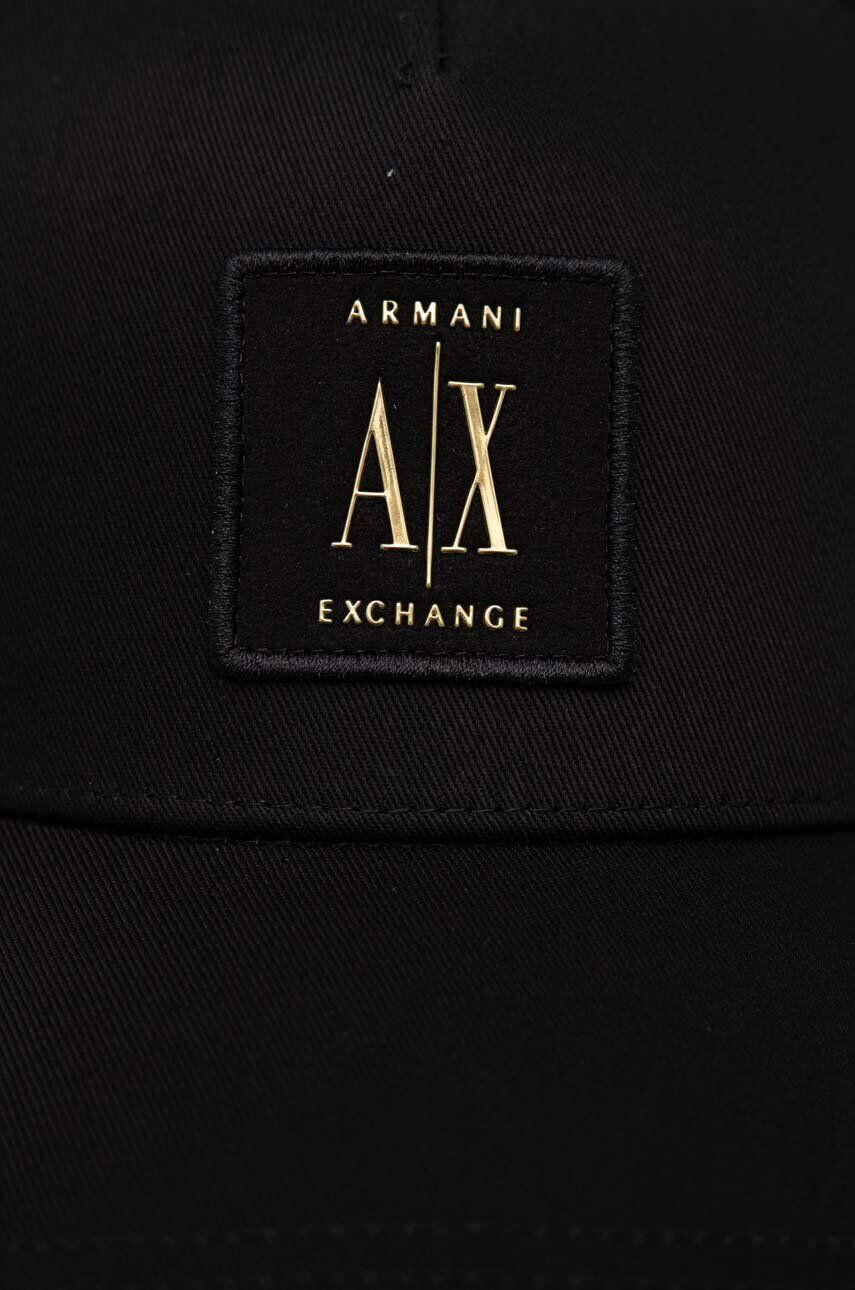 Armani Exchange Памучна шапка с козирка в черно с апликация - Pepit.bg