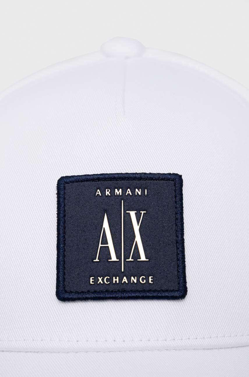 Armani Exchange Памучна шапка с козирка в бяло с апликация - Pepit.bg