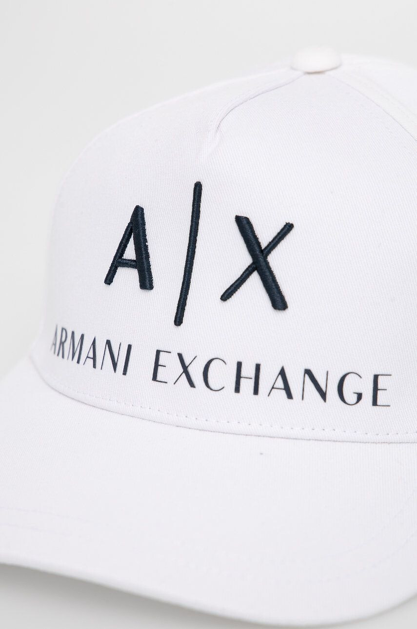 Armani Exchange Шапка в бяло с апликация - Pepit.bg