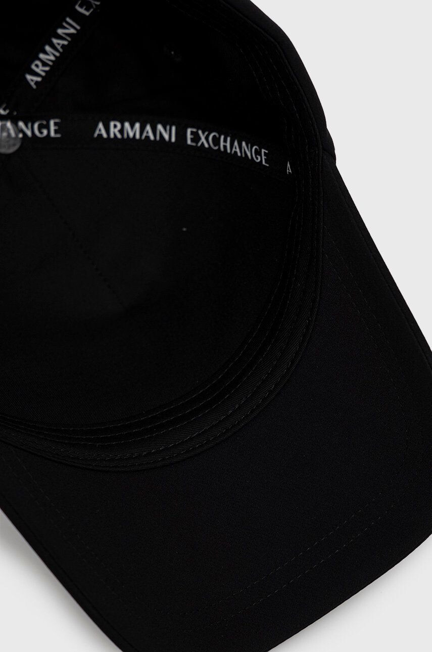 Armani Exchange Шапка в бяло с апликация - Pepit.bg