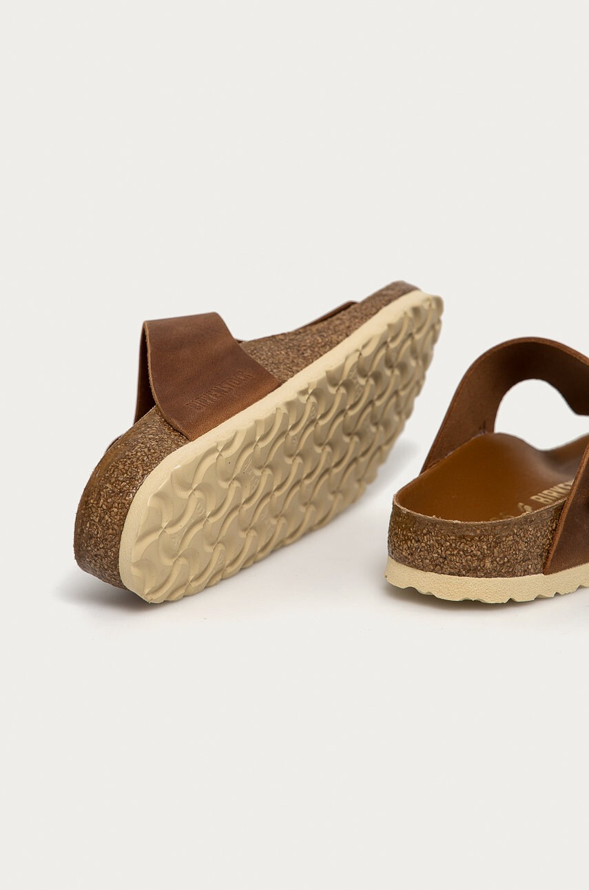 Birkenstock Кожени джапанки дамски в кафяво с равна подметка - Pepit.bg