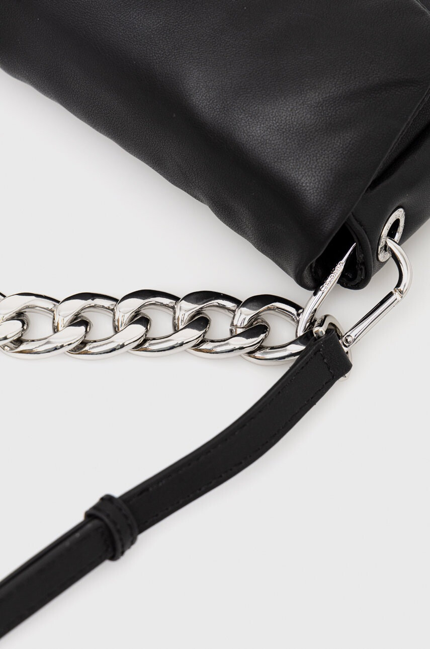 Calvin Klein Чанта в черно - Pepit.bg