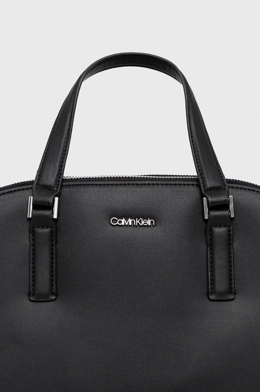 Calvin Klein Чанта в черно - Pepit.bg