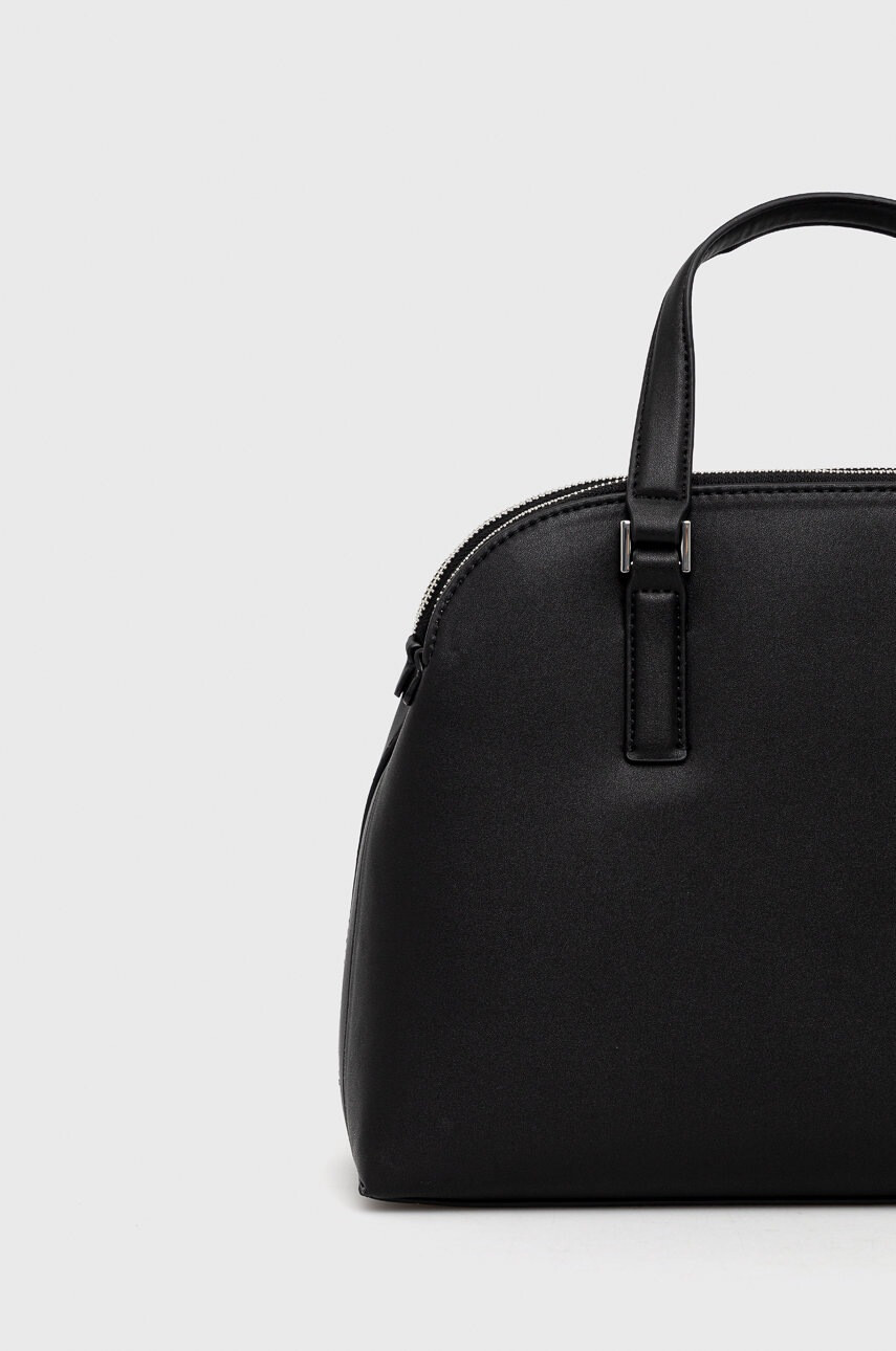 Calvin Klein Чанта в черно - Pepit.bg