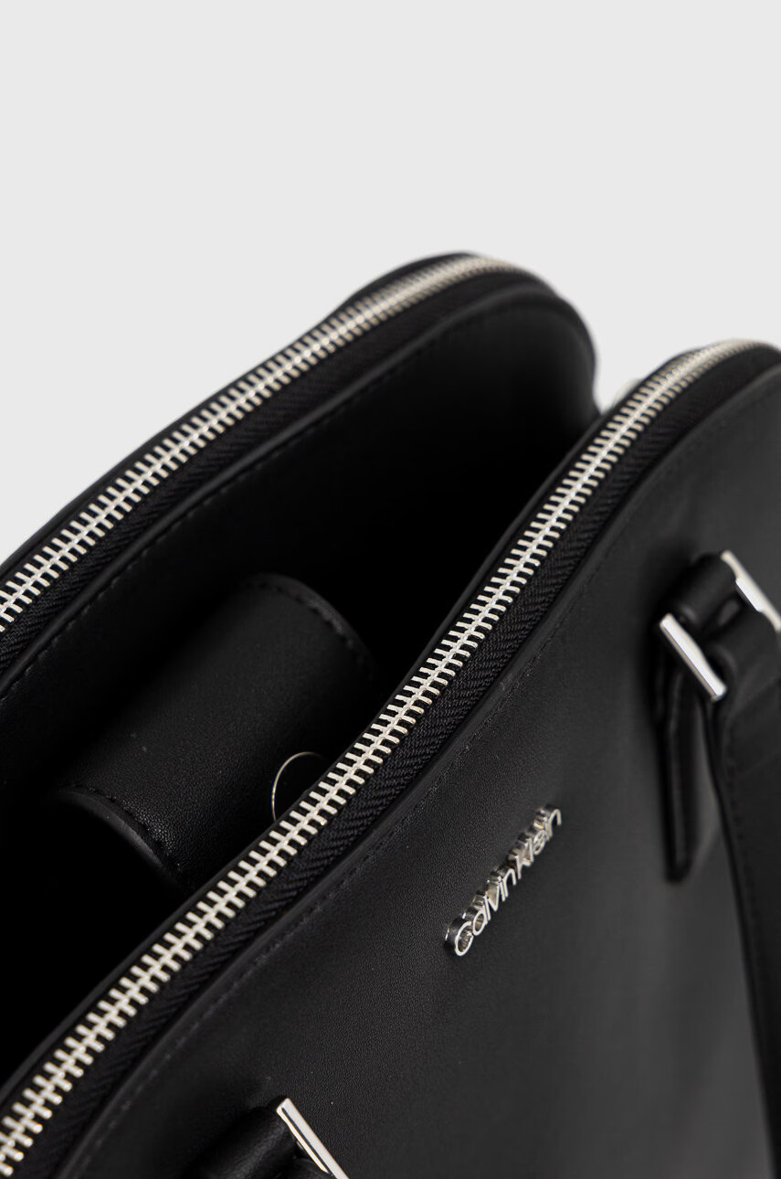Calvin Klein Чанта в черно - Pepit.bg