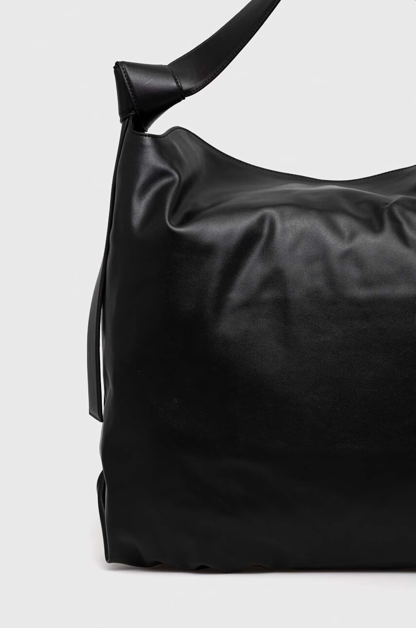 Calvin Klein Чанта в черно - Pepit.bg