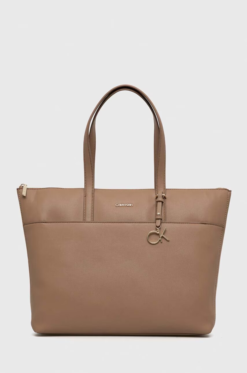 Calvin Klein Чанта в кафяво - Pepit.bg