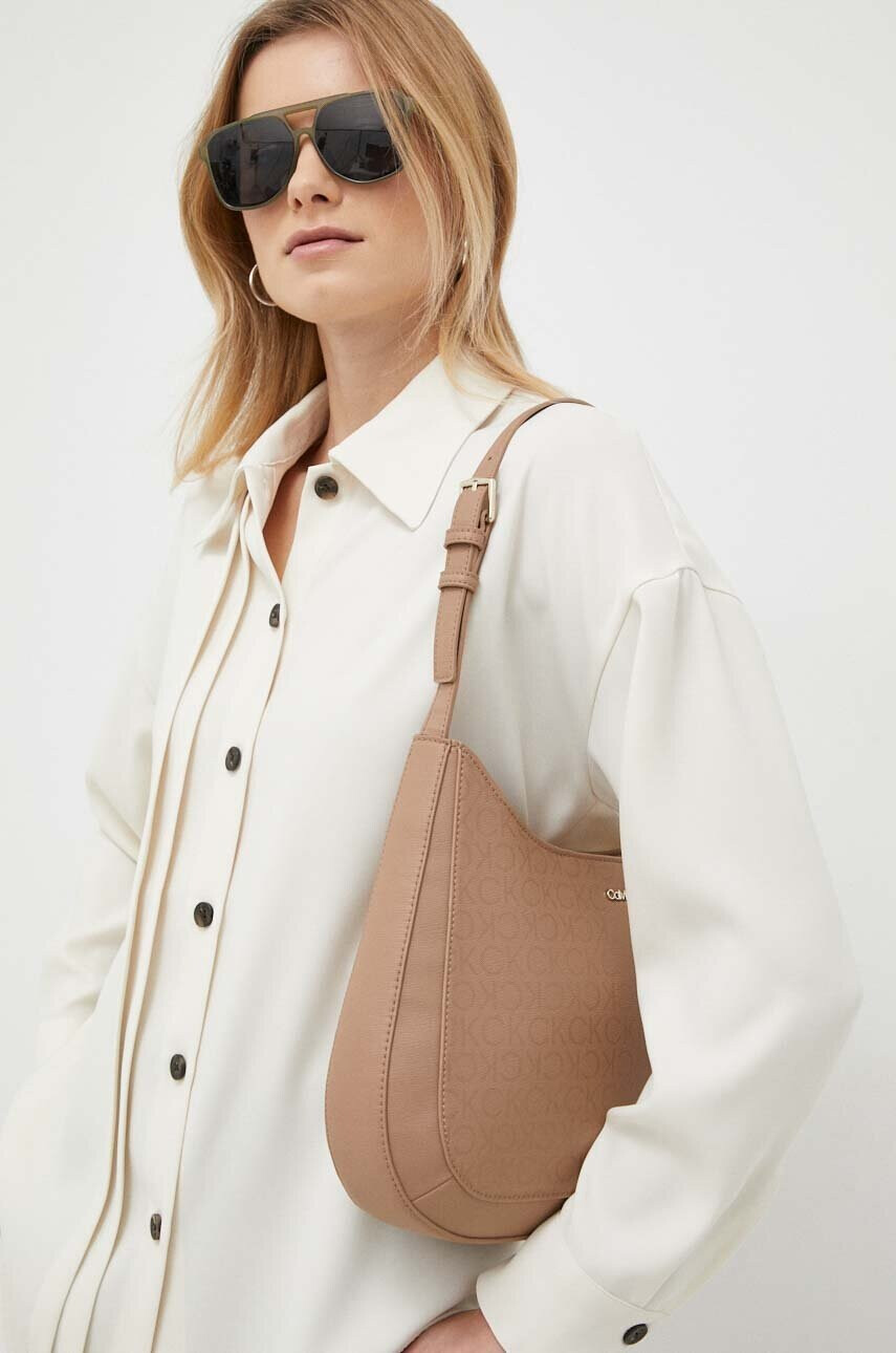 Calvin Klein Чанта в бежово - Pepit.bg
