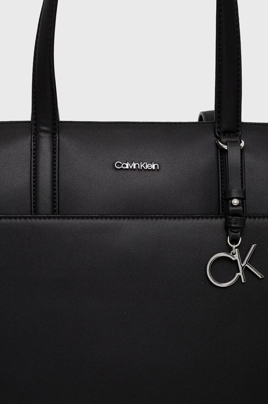 Calvin Klein Чанта в черно - Pepit.bg