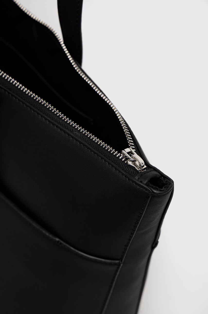 Calvin Klein Чанта в черно - Pepit.bg