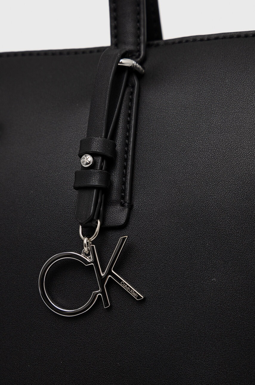Calvin Klein Чанта в черно - Pepit.bg