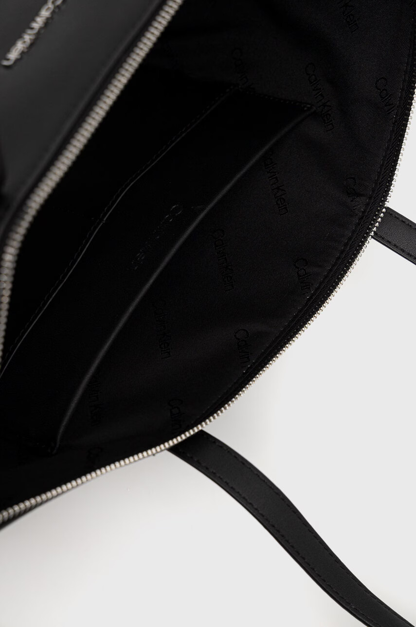 Calvin Klein Чанта в черно - Pepit.bg
