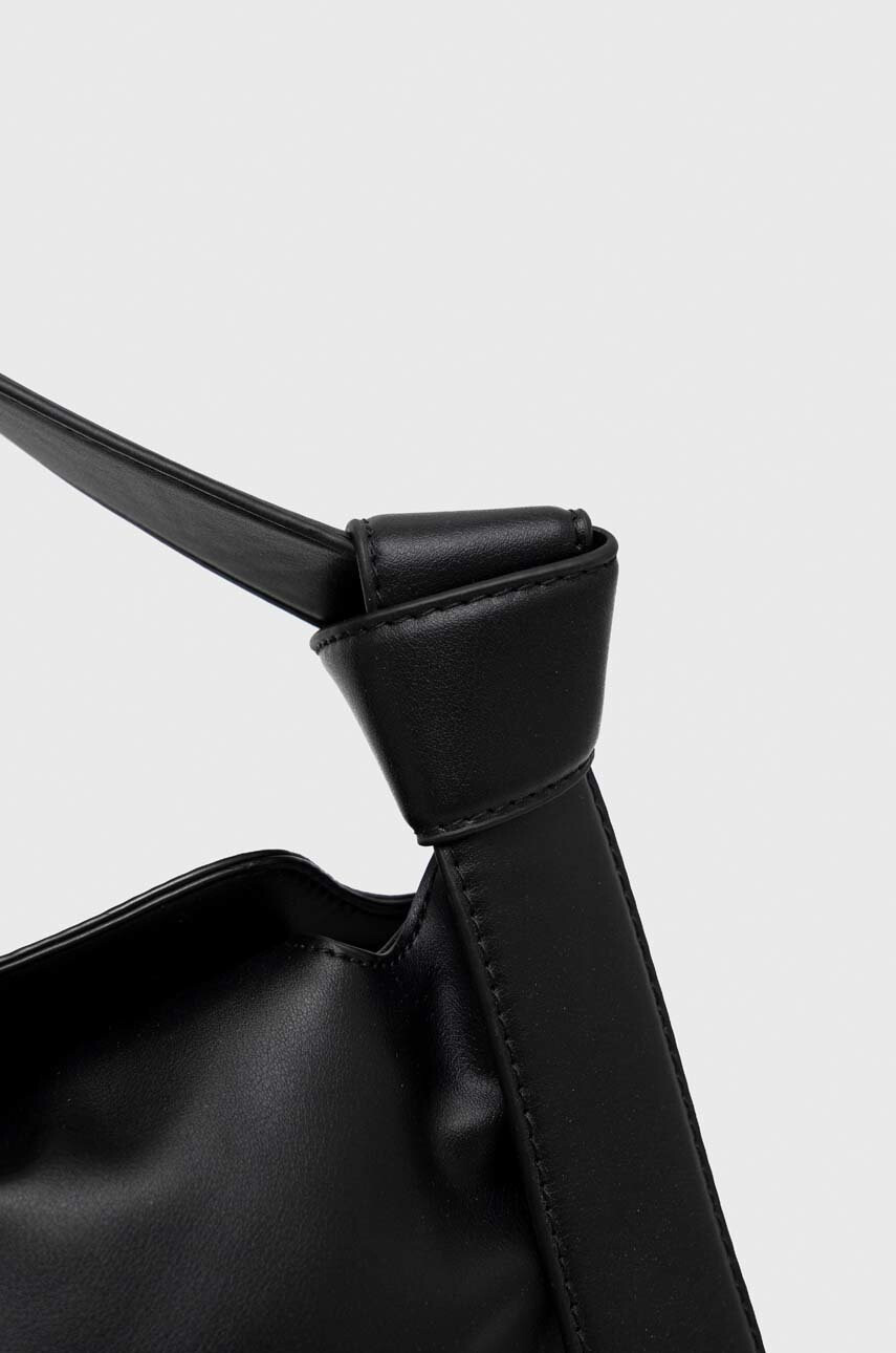 Calvin Klein Чанта в черно - Pepit.bg