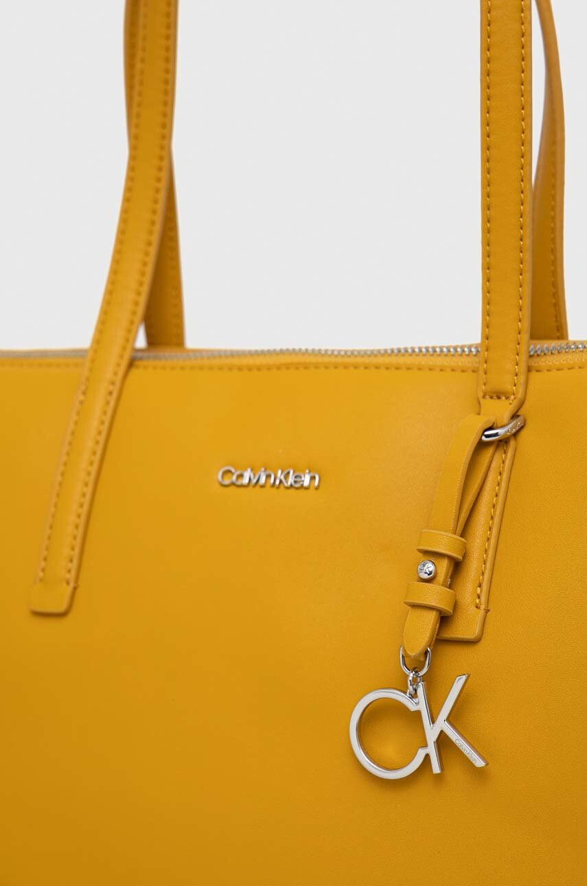 Calvin Klein Чанта в златисто - Pepit.bg