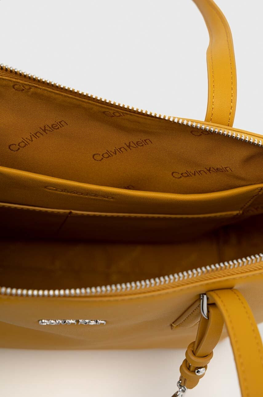 Calvin Klein Чанта в златисто - Pepit.bg