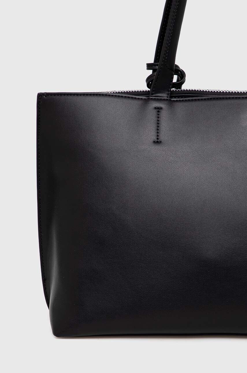 Calvin Klein Чанта в черно - Pepit.bg