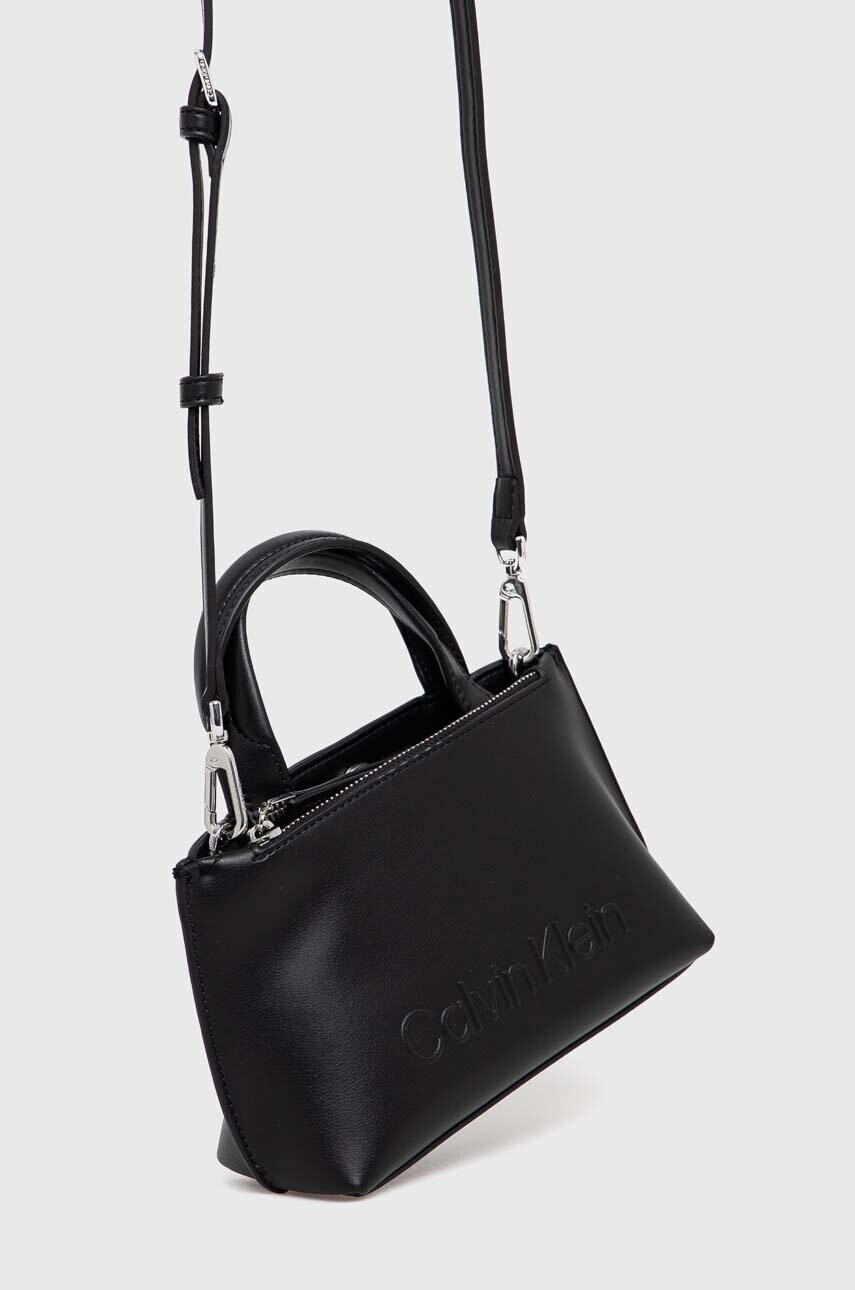 Calvin Klein Чанта в черно - Pepit.bg