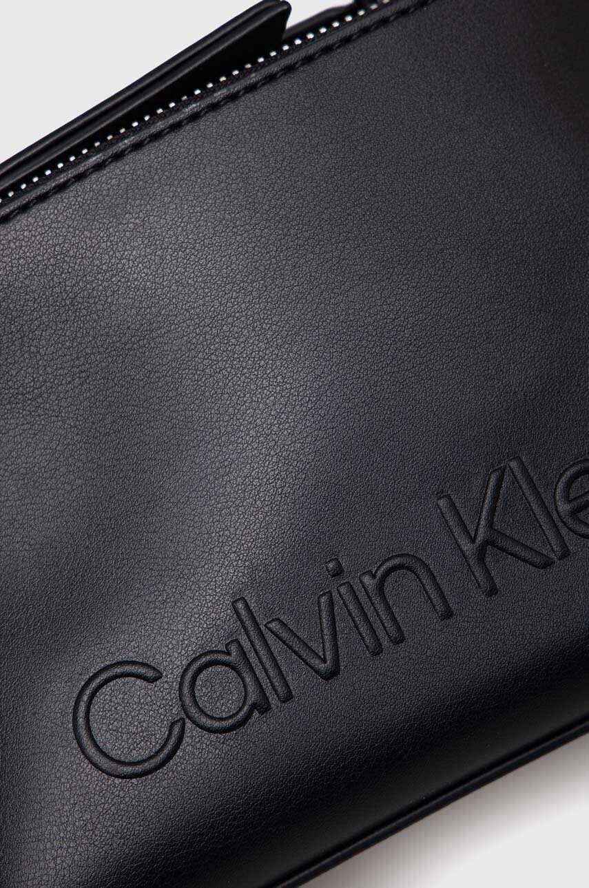 Calvin Klein Чанта в черно - Pepit.bg