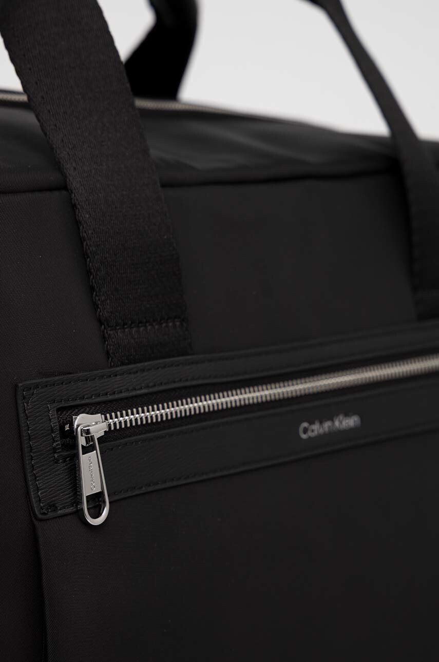 Calvin Klein Чанта в черно - Pepit.bg