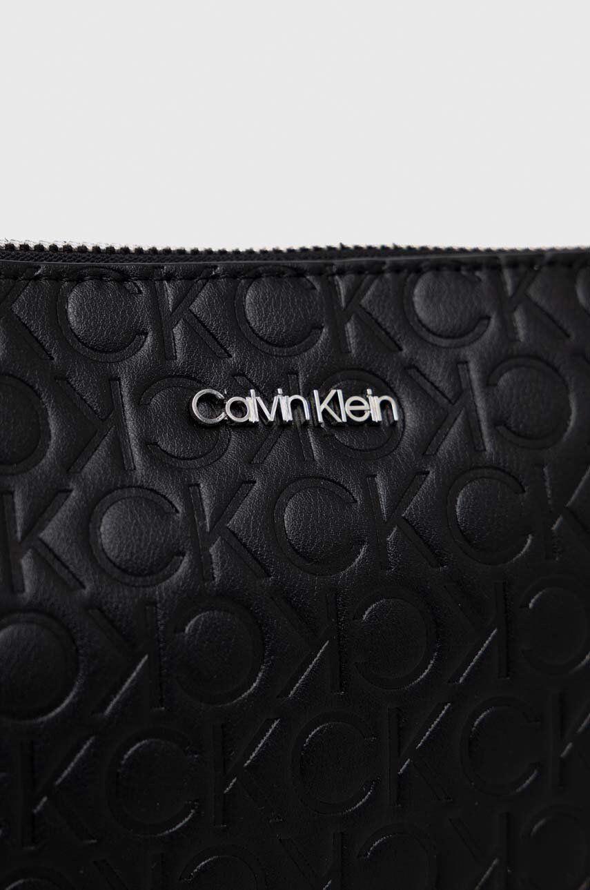 Calvin Klein Чанта в черно - Pepit.bg