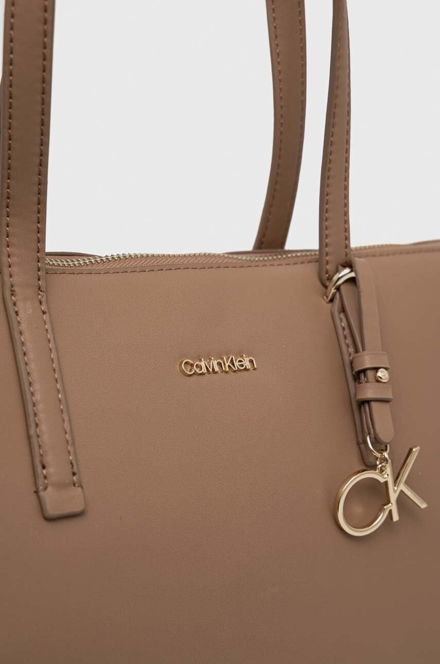 Calvin Klein Чанта в кафяво - Pepit.bg
