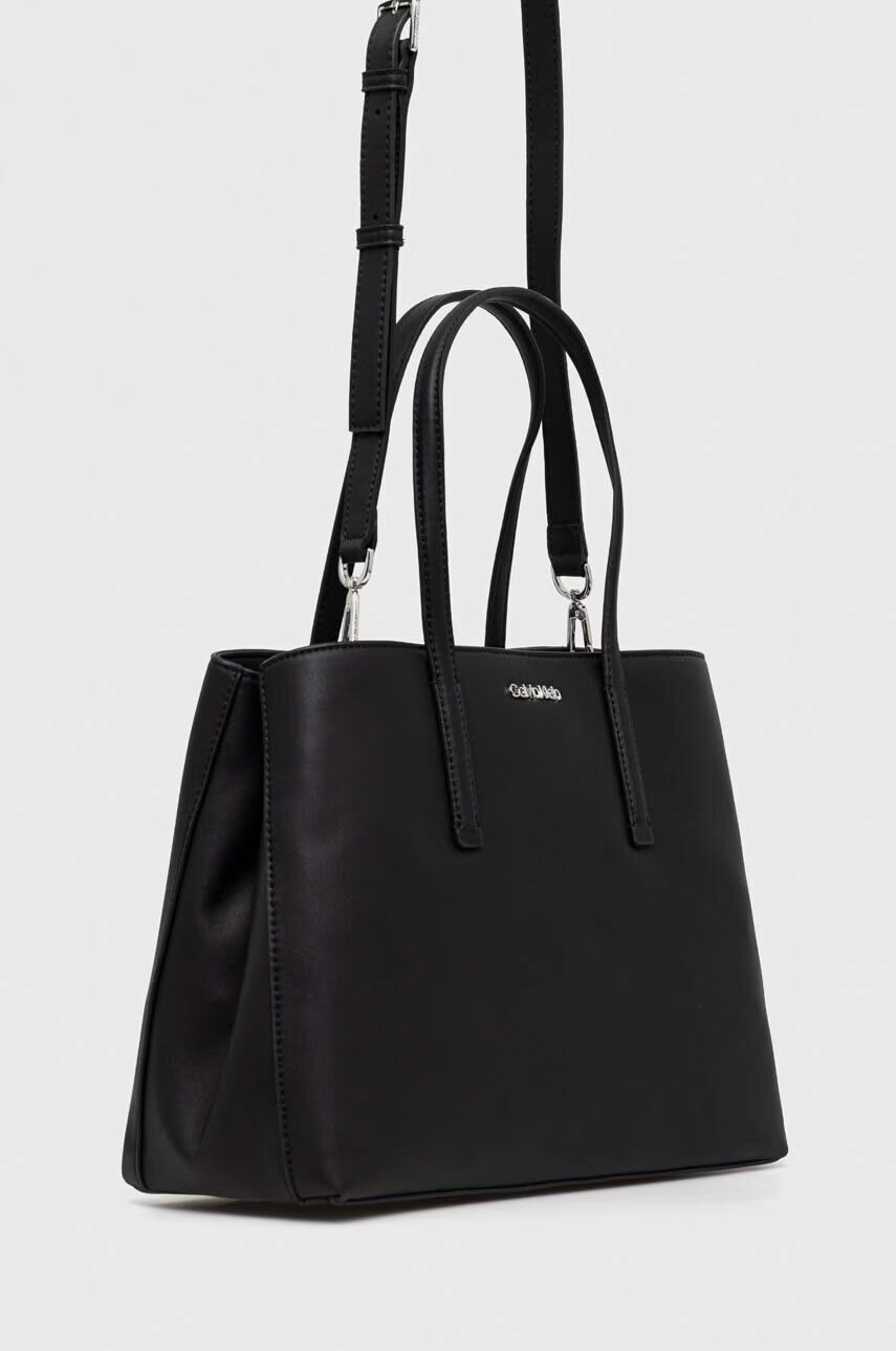 Calvin Klein Чанта в черно - Pepit.bg