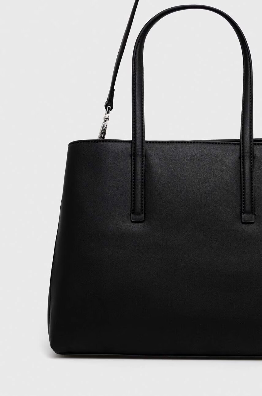 Calvin Klein Чанта в черно - Pepit.bg