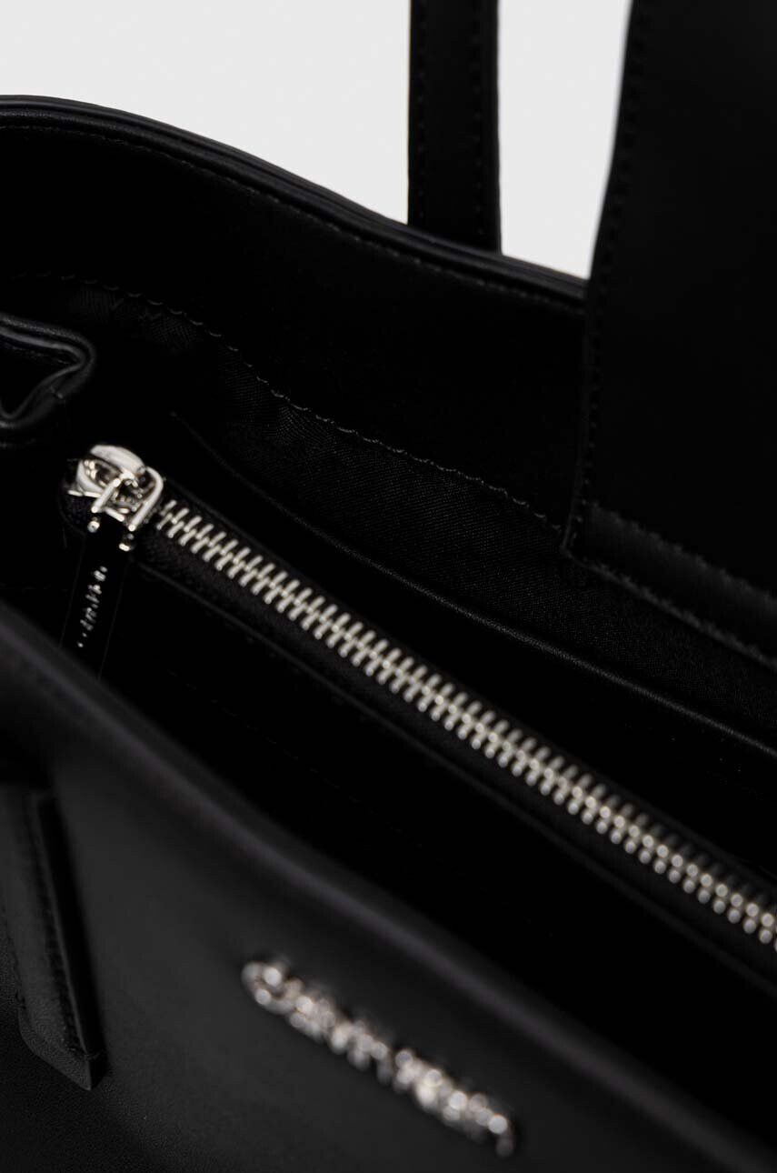 Calvin Klein Чанта в черно - Pepit.bg