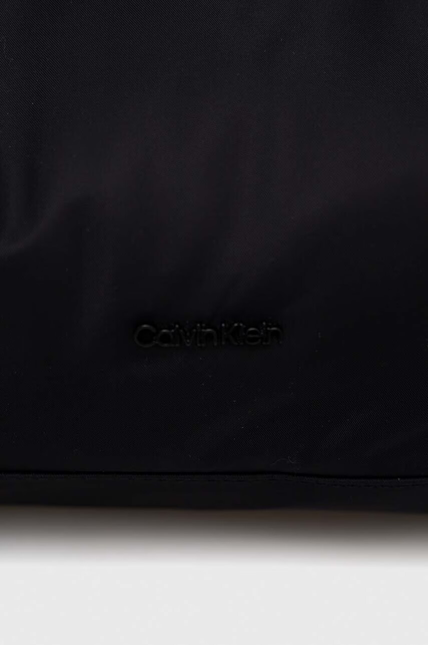 Calvin Klein Чанта в черно - Pepit.bg
