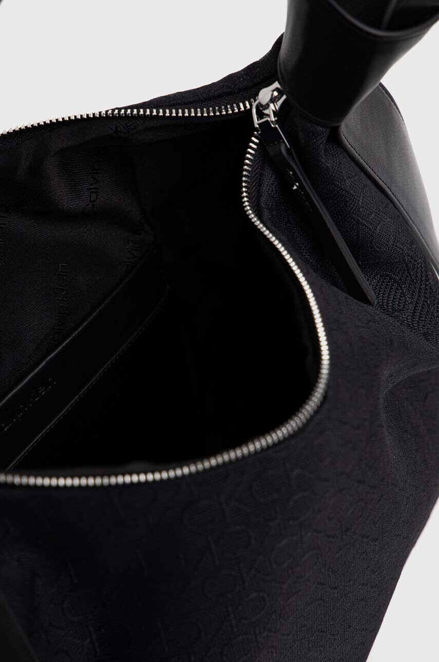 Calvin Klein Чанта в черно - Pepit.bg