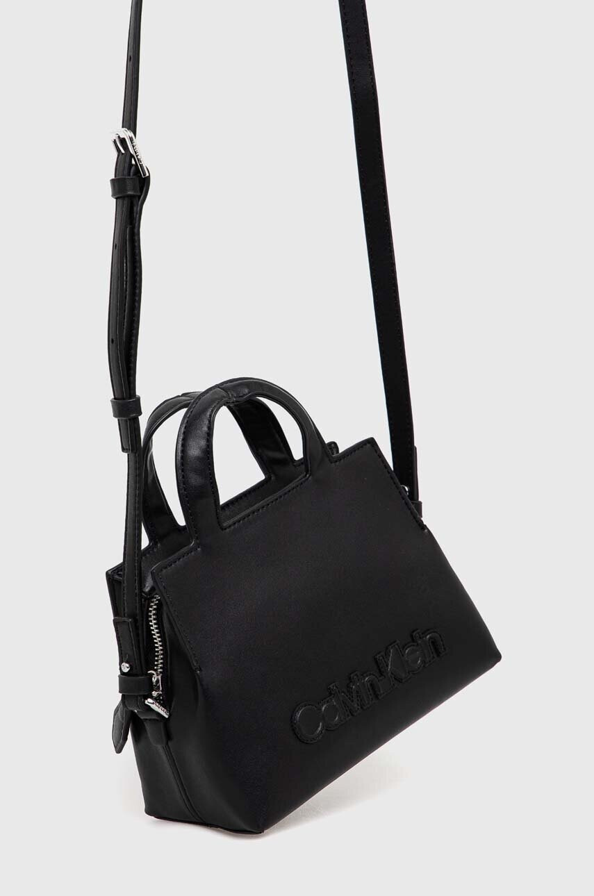 Calvin Klein Чанта в черно - Pepit.bg