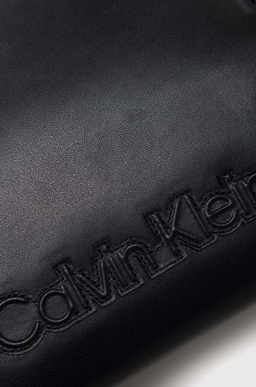 Calvin Klein Чанта в черно - Pepit.bg