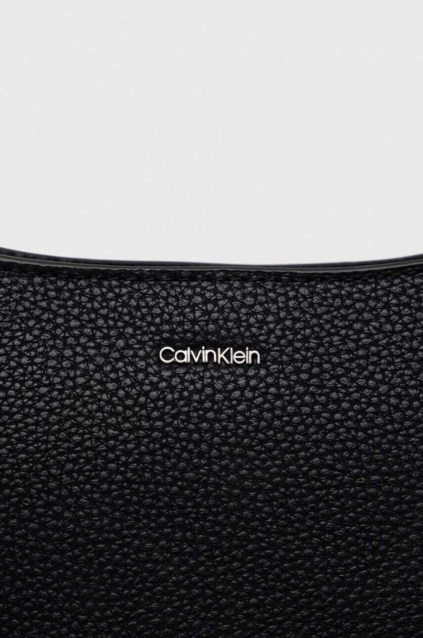 Calvin Klein Чанта в черно - Pepit.bg