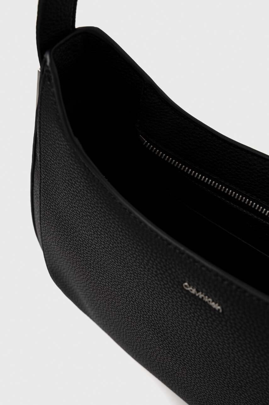 Calvin Klein Чанта в черно - Pepit.bg