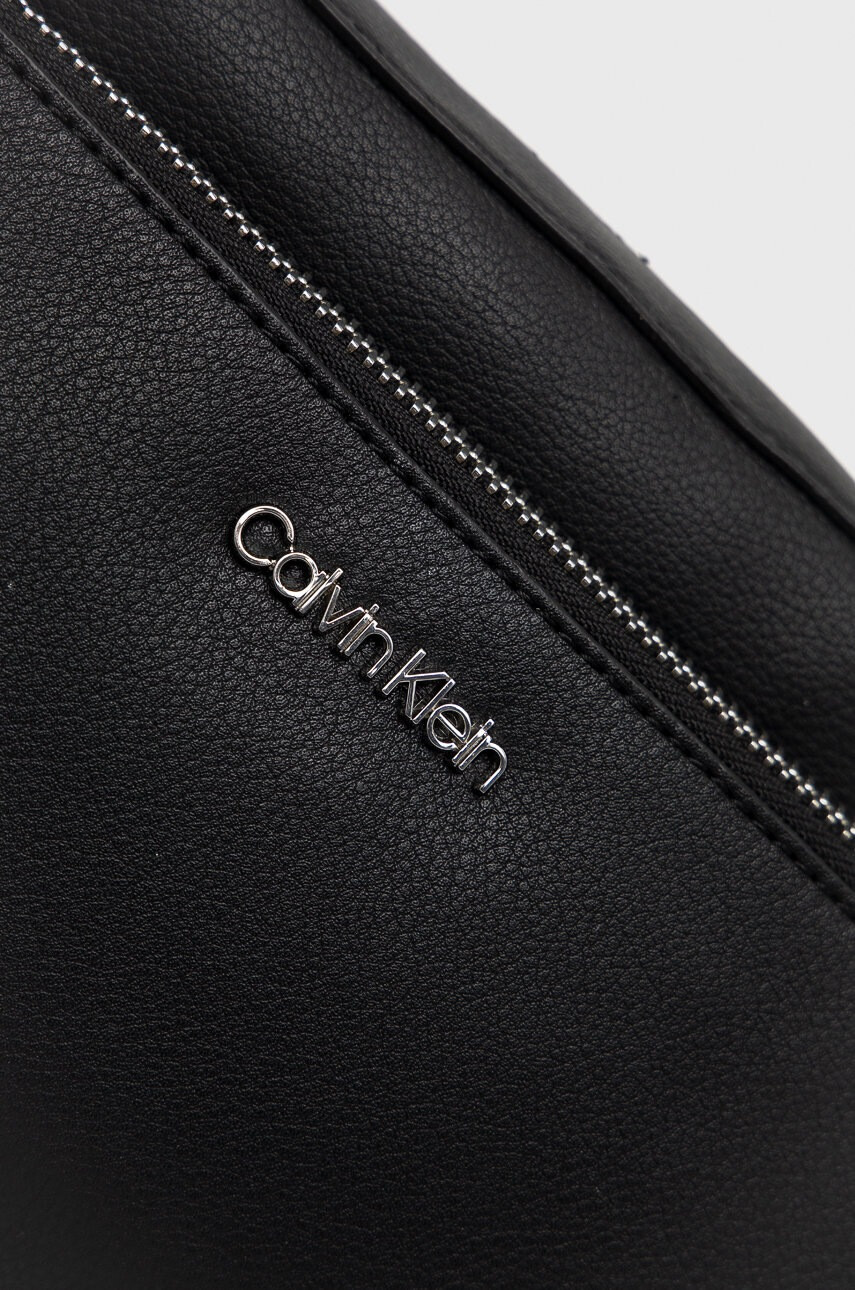 Calvin Klein Чанта в черно - Pepit.bg