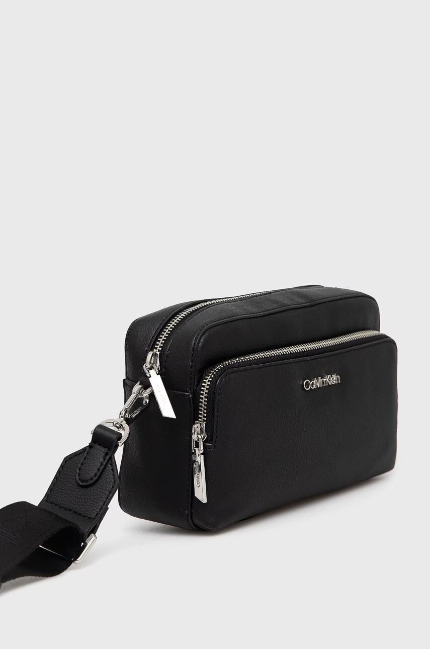 Calvin Klein Чанта в черно - Pepit.bg