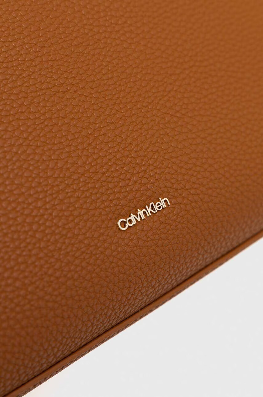 Calvin Klein Чанта в кафяво - Pepit.bg