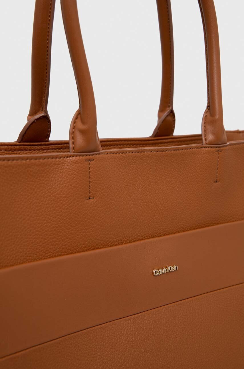 Calvin Klein Чанта в кафяво - Pepit.bg