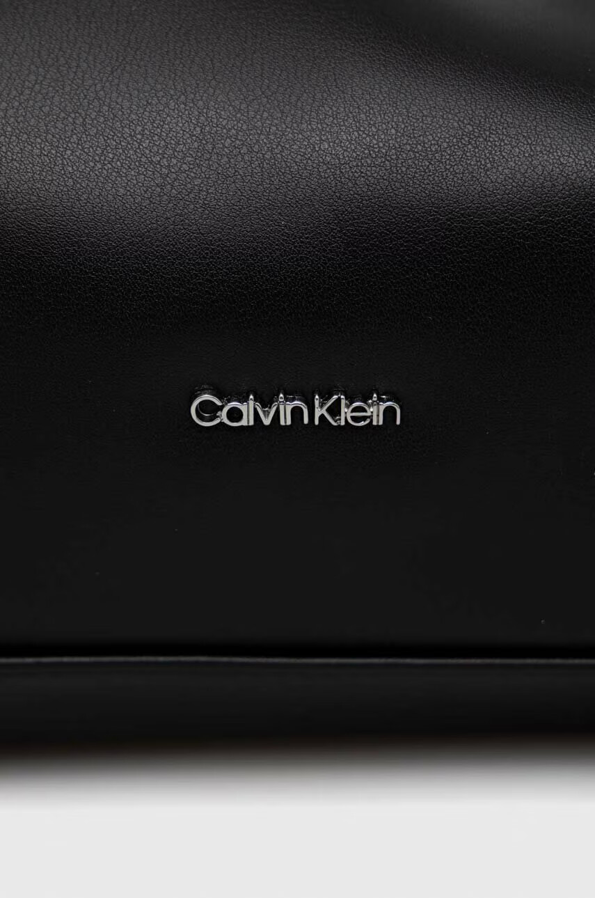 Calvin Klein Чанта в черно - Pepit.bg