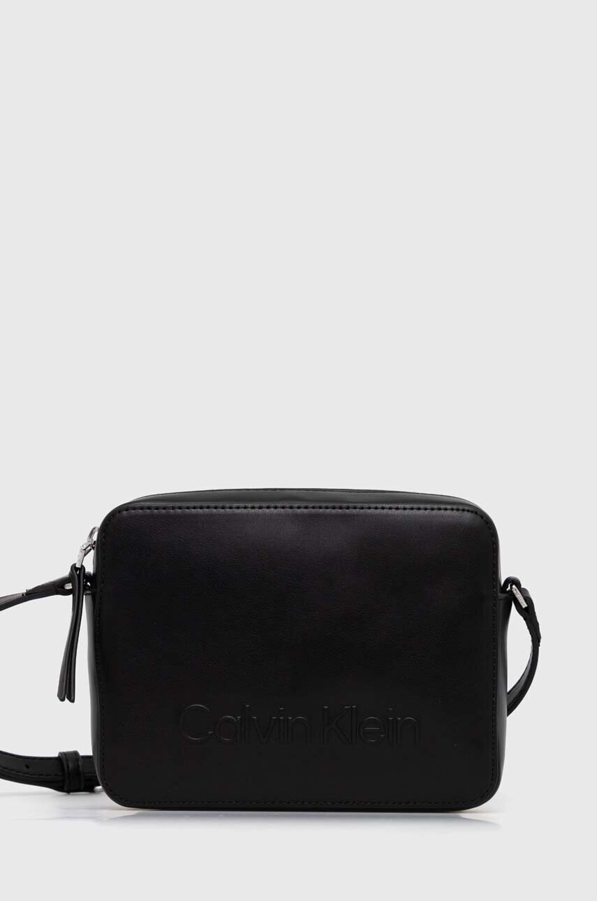 Calvin Klein Чанта в черно - Pepit.bg