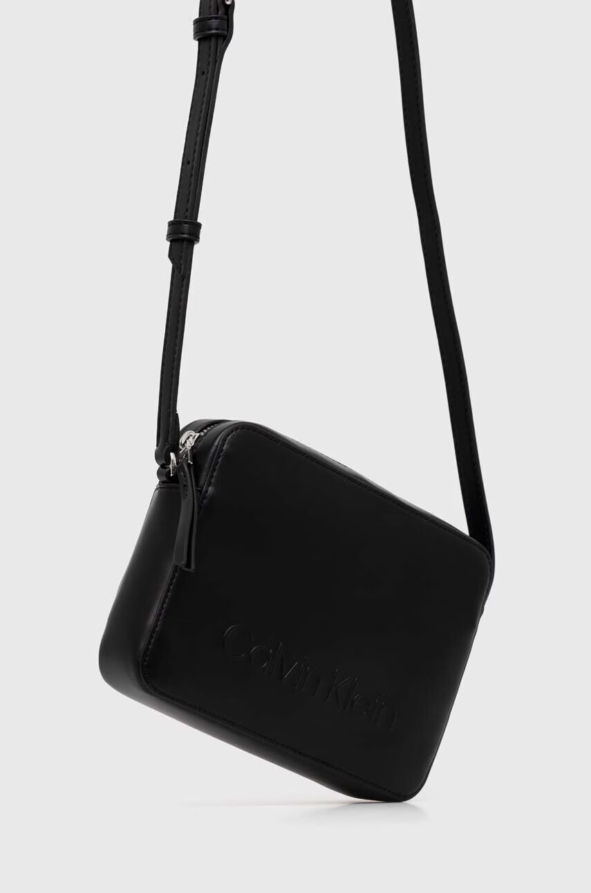 Calvin Klein Чанта в черно - Pepit.bg