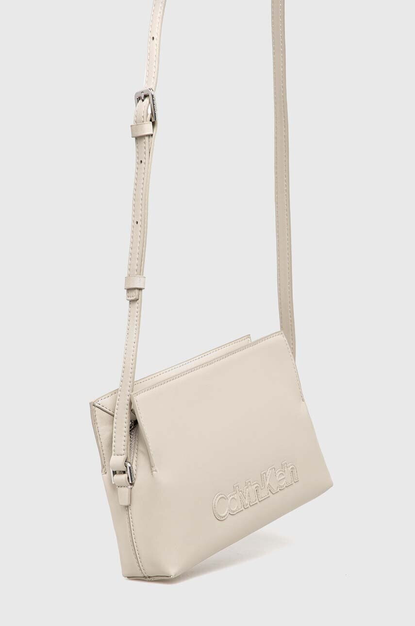 Calvin Klein Чанта в бежово - Pepit.bg