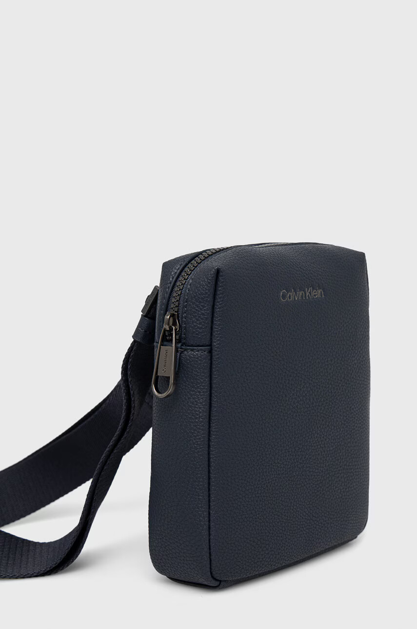 Calvin Klein Чанта през рамо в тъмносиньо - Pepit.bg