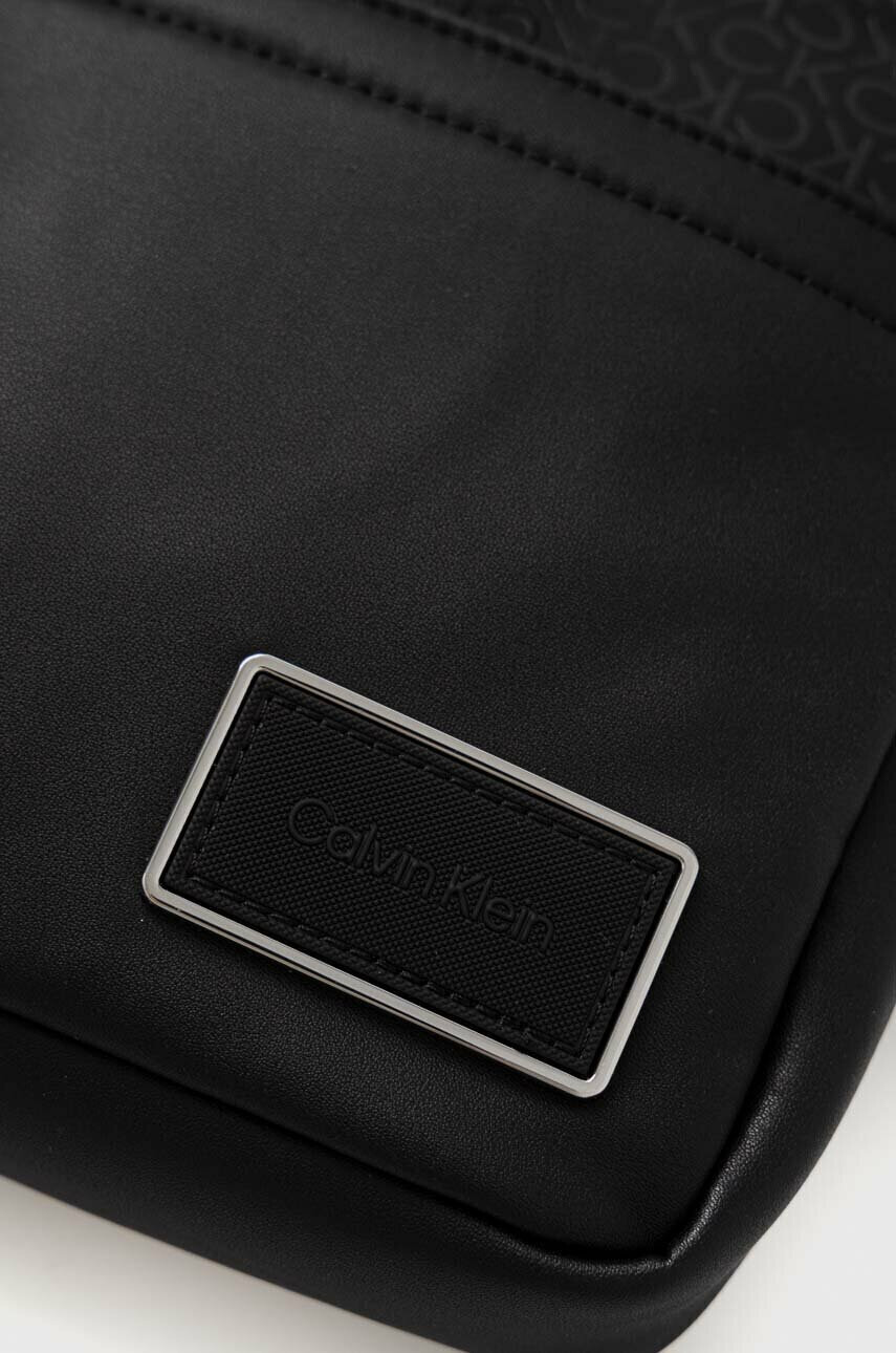 Calvin Klein Чанта през рамо в черно - Pepit.bg