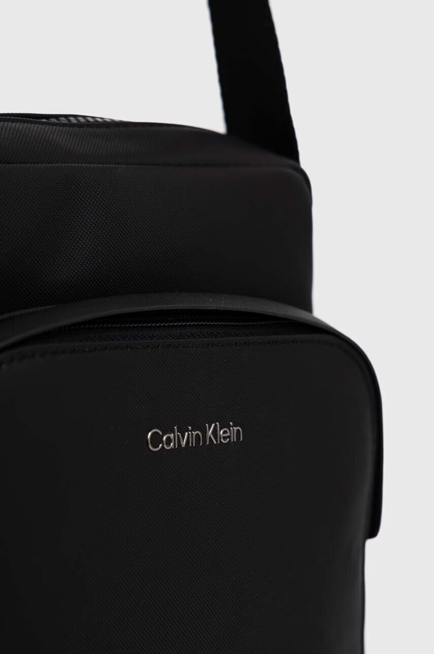 Calvin Klein Чанта през рамо в черно - Pepit.bg