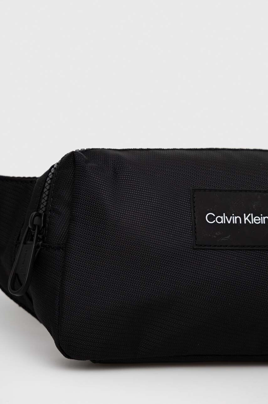 Calvin Klein Чанта за кръст в черно - Pepit.bg