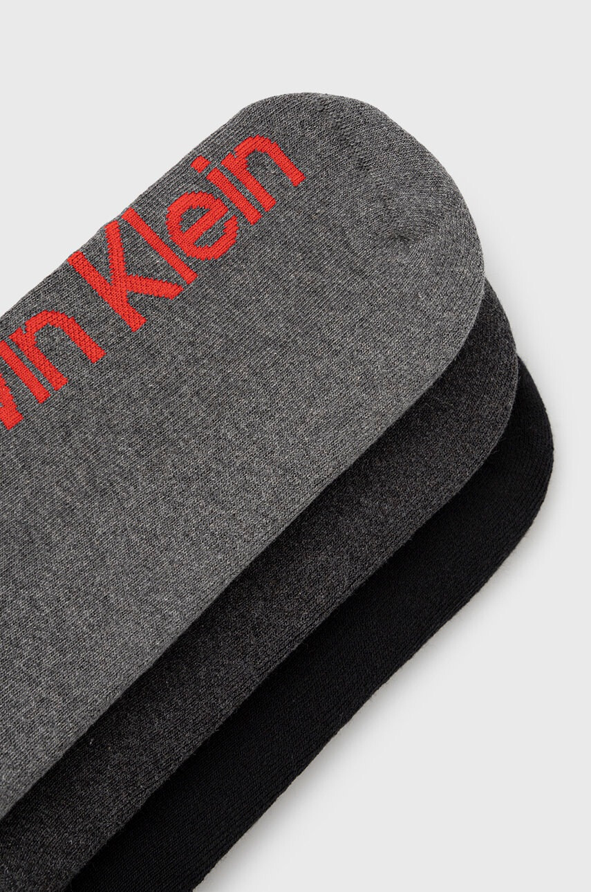 Calvin Klein Чорапи мъжки в сиво - Pepit.bg