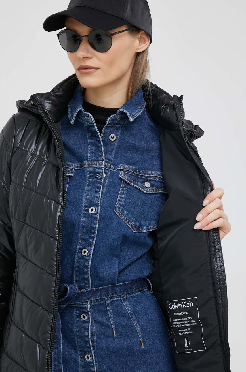 Calvin Klein Яке в черно с преходна изолация - Pepit.bg