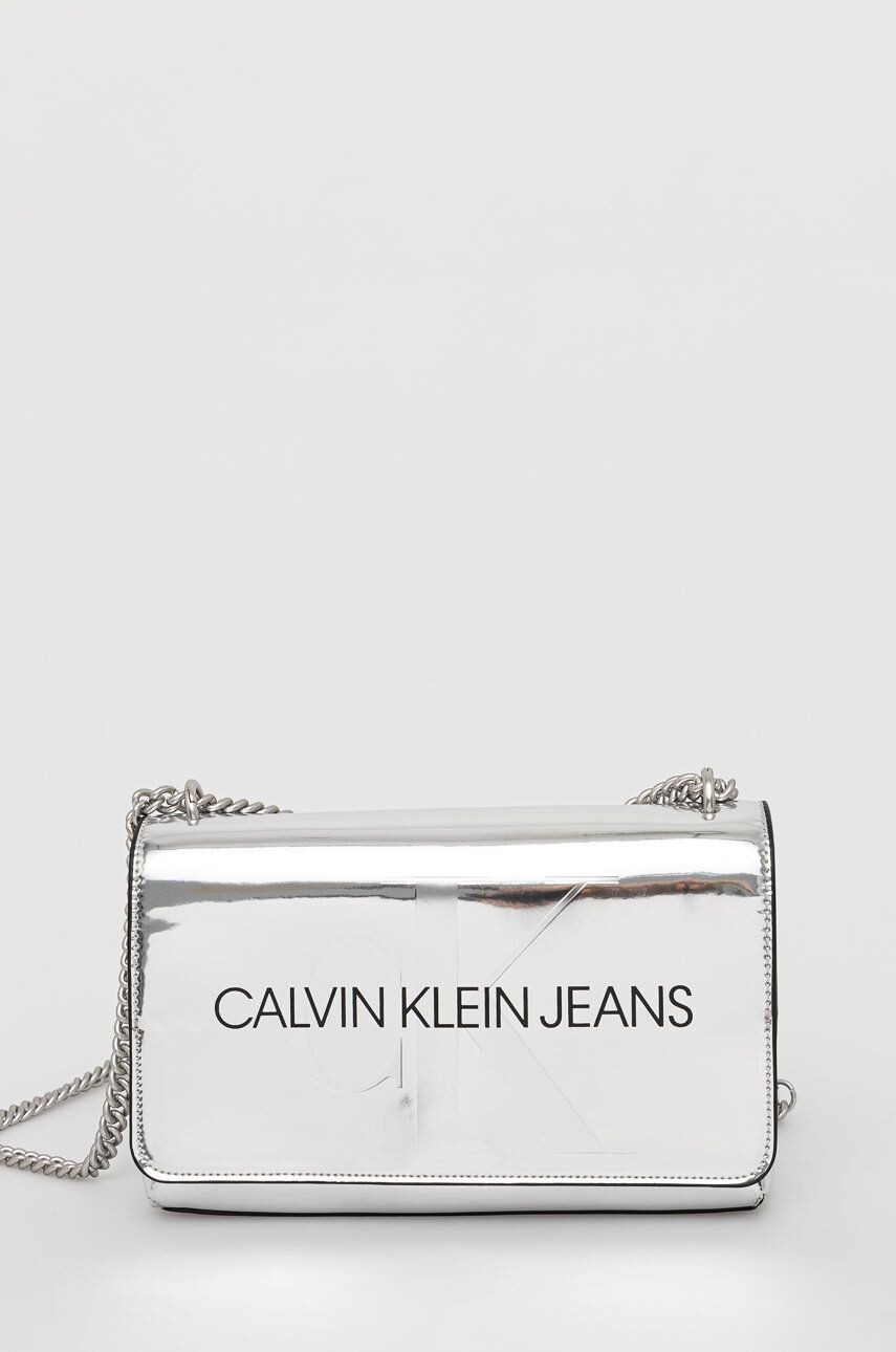 Calvin Klein Jeans Чанта в сребристо - Pepit.bg