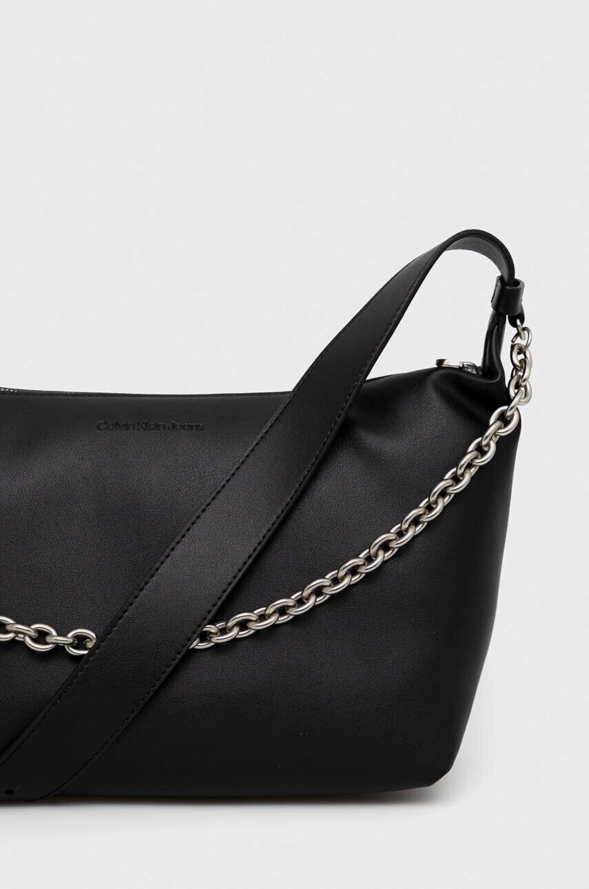 Calvin Klein Jeans Чанта в черно - Pepit.bg